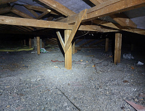 Zateplení stropu objektu občanské vybavenosti foukanou izolací